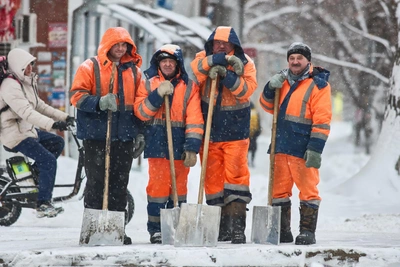 Snow heroes: faces of Samara's street cleaners