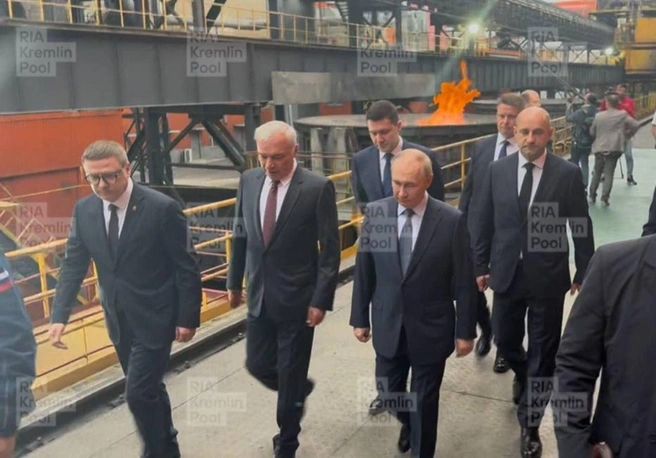 Самый зрелищный момент визита Владимира Путина на ММК был около коксовой батареи | Источник: RIA_Kremlinpool / t.me