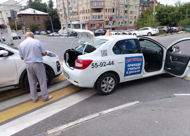 В центре Рязани Kia въехала в зад учебной машине ДОСААФ | ya62.ru