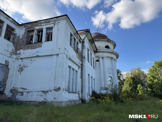 Здание украшено лепниной и имитацией колонн | Источник: Алина Мельникова / MSK1.RU