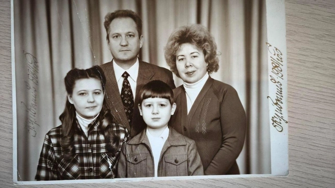 Вся семья Марченко: Эдуард, его жена Лариса и их дети — Милена и Дмитрий | Источник: Дмитрий Марченко