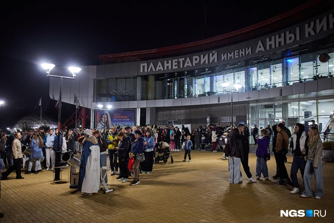Возле планетария собрались десятки горожан | Источник: Александр Ощепков / NGS.RU