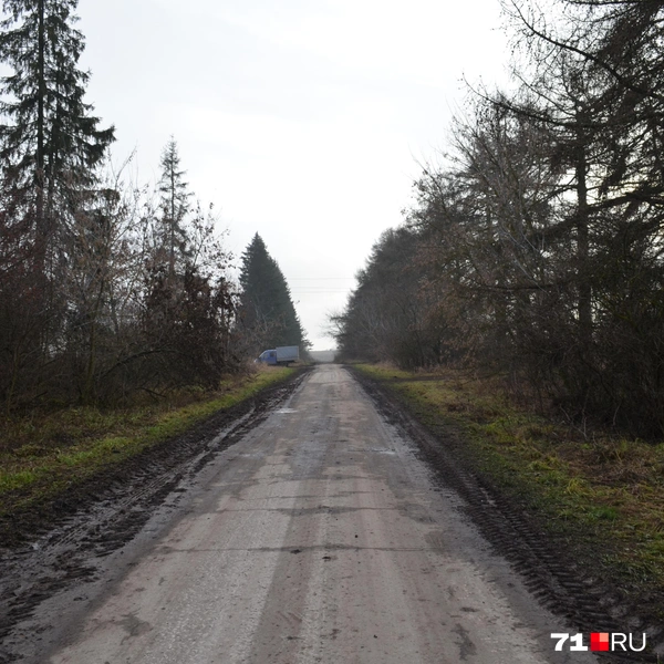 Это дорога уже на окраине поселка | Источник: Максим Улитов / 71.RU