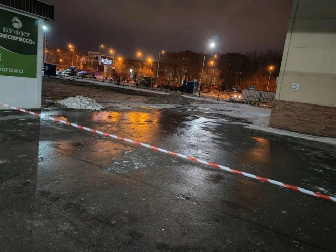 Так место падения выглядело на следующий день. Всё почистили, натянули ленту | Источник: Диляра Сайдашева