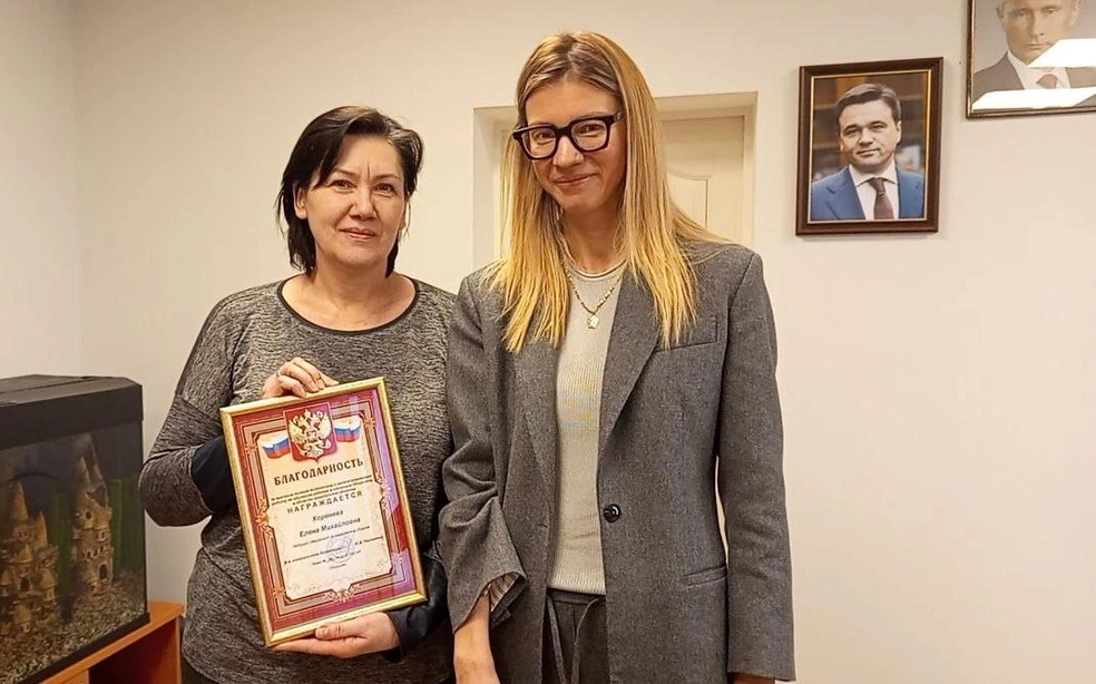 Юлия Черникова (справа) награждает подчиненных за достижения в области гражданской обороны | Источник: АО «Одинцовская теплосеть» / Vk.com