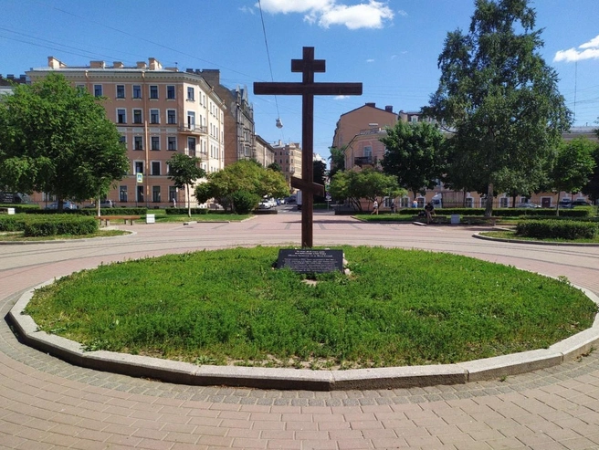 Поклонный крест в память об уничтоженной церкви во имя Воскресения Христова | Источник: Воскресенский сквер на Citywalls.ru