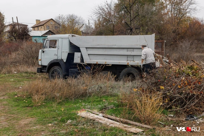 Ранее мусор помогала свозить в овраг «Нива» с прицепом | Источник: Алексей Волхонский / V1.RU