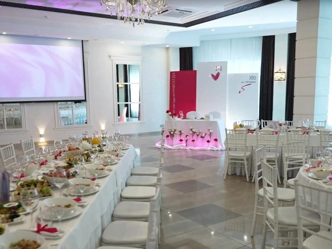 В декоре преобладали светлые и пастельные тона | Источник: weddings.friday.ru