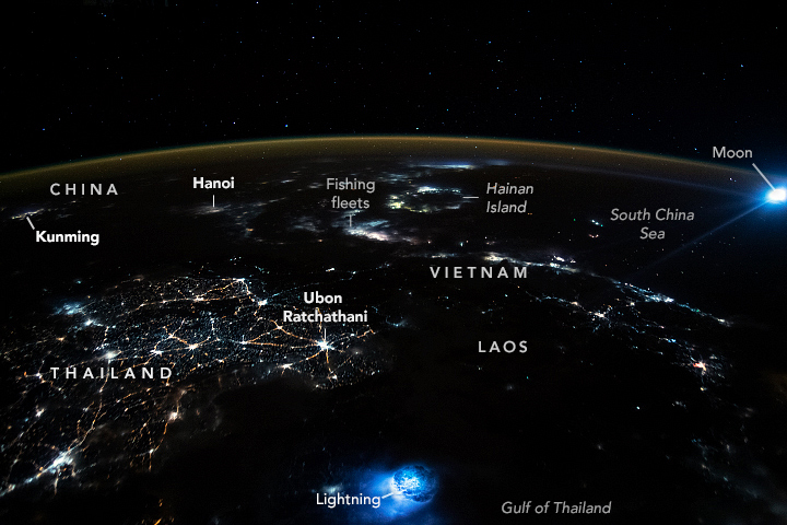Таинственный свет над Азией: откуда на снимке из космоса яркие шарообразные вспышки?