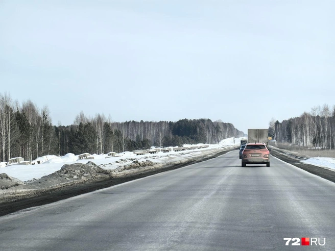 Слева лежат строительные материалы для расширения трассы. Пока участок двухполосный  | Источник: Павел Красоткин / 72.RU