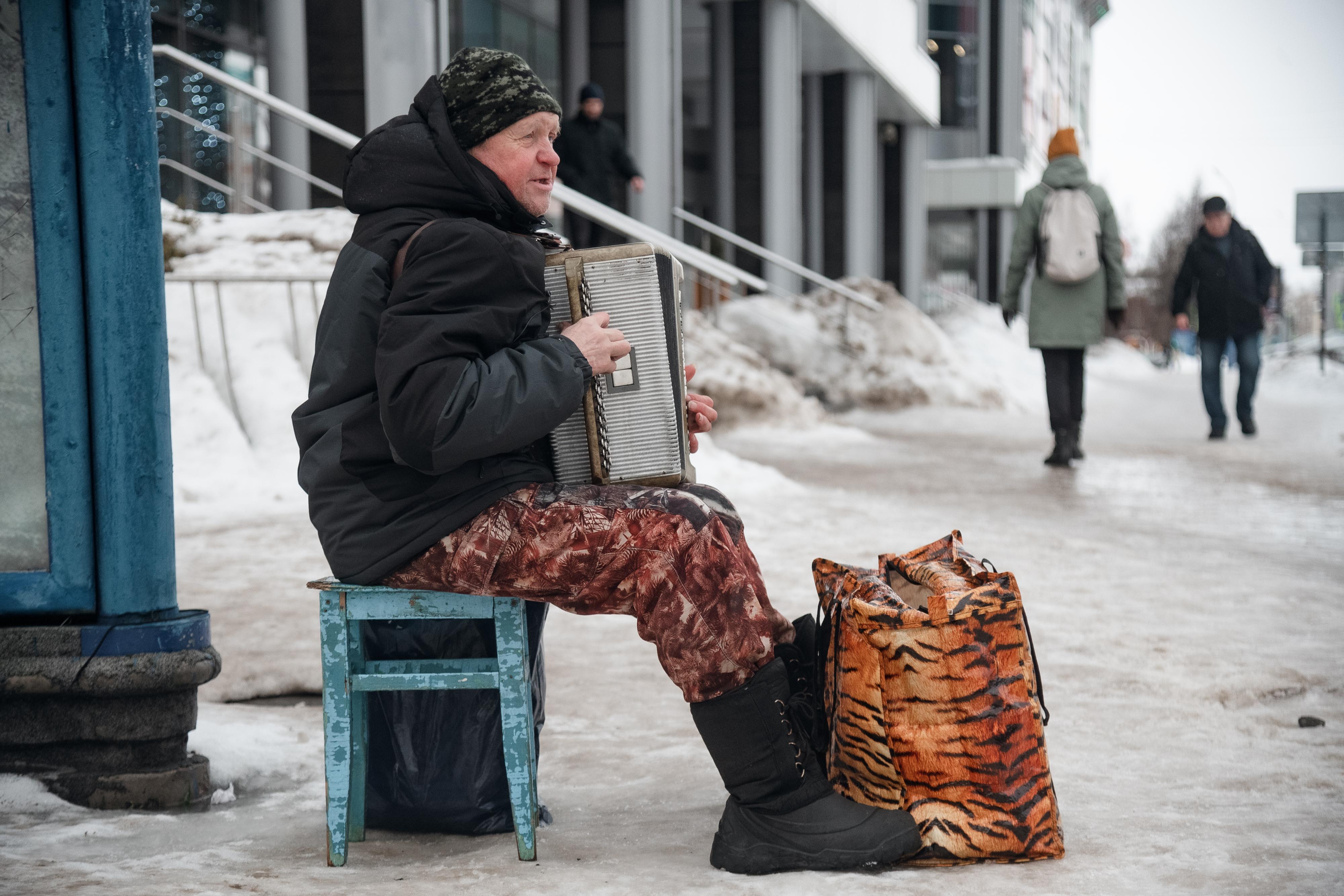 В центре Архангельска появился баянист: почему он играет и поет на улицах