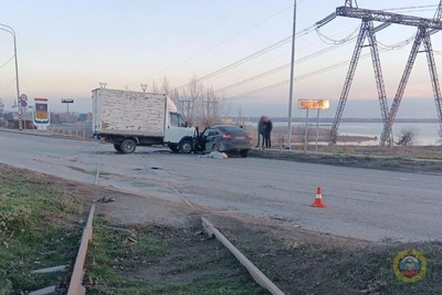 Грузовик врезался в легковушку под Волгоградом