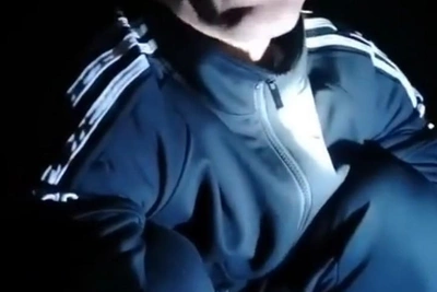 Житель Приморья залез на ЛЭП ночью в дождь и стоял на одной ноге