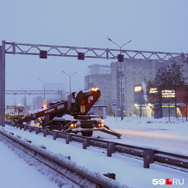 Знаки меняют на шоссе Космонавтов и со стороны центра | Источник: Кирилл Хафизов / 59.RU