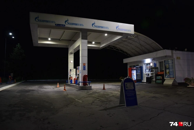 Эта небольшая заправка «Газпромнефти» выручила меня пару недель назад: пока на «Лукойлах» стояли очереди, здесь я был единственным потребителем АИ-95 G-Drive по какой-то смешной (по меркам времени) цене. Но в эту ночь она была закрыта | Источник: Артем Краснов
