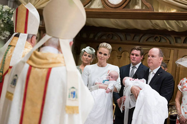 Архиепископ дает наставления родителям малышей
