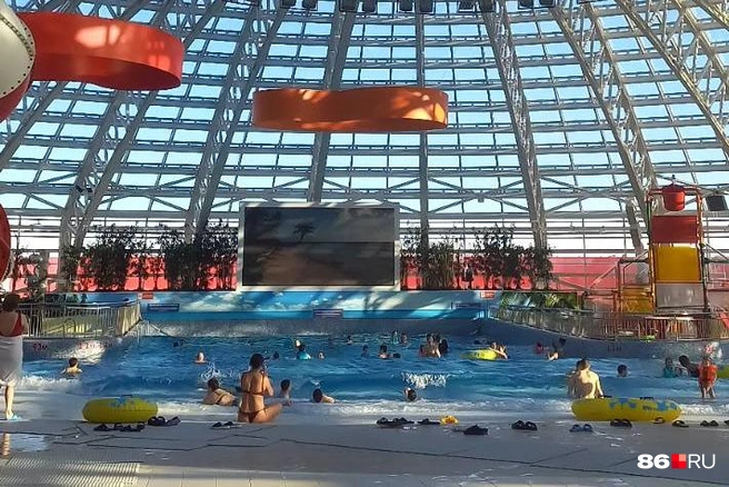 Аквапарк в Когалыме расположен под стеклянным куполом | Источник: Анастасия Шевякова / 86.RU