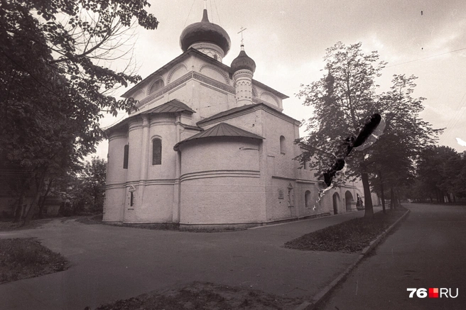 С этого ракурса Христорождественская церковь смотрелась гармоничнее без ограждений и знаков | Источник: Константин Лузин