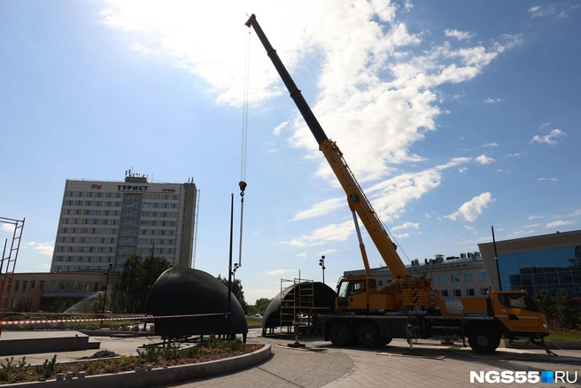 Улица Броз Тито прилегает к площади Бухгольца, где вот-вот появится новый шар | Источник: Евгений Софийчук / NGS55.RU
