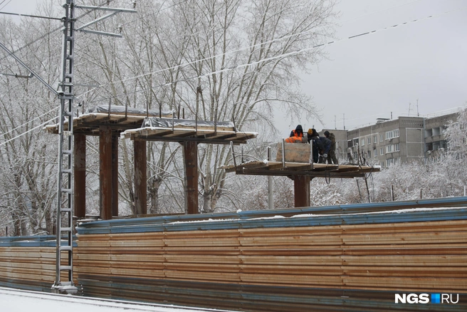 Сейчас рабочие выполняют армирование и бетонирование фундаментов под опоры&nbsp;— идёт монтаж металлоконструкций | Источник: Андрей Бортко / NGS.RU