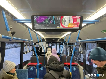 Директор по продажам компании отмечает, что салон в троллейбусе очень просторный | Источник: Сергей Уланов / NGS.RU