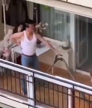 Видео с мужиком, косплеящим Фредди Меркьюри на балконе, меньше чем за сутки посмотрели 2 миллиона раз