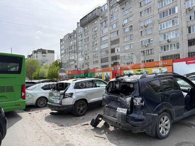 Один из собеседников оценивает ущерб&nbsp;— больше 400 тысяч рублей | Источник: Анастасия Малышкина / 72.RU
