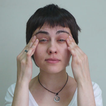 5. Упражнение против морщинок в уголках глаз. 
Прижмите пальцы к внешним уголкам глаз и сильно напрягите нижние веки. Расслабьте.
