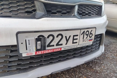 В Екатеринбурге операторы снимают бумажки с номеров