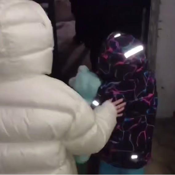 Спасенная Саша прижимает к себе игрушку — ее бережно выводят из квартиры, а похитителя кладут лицом вниз: видео