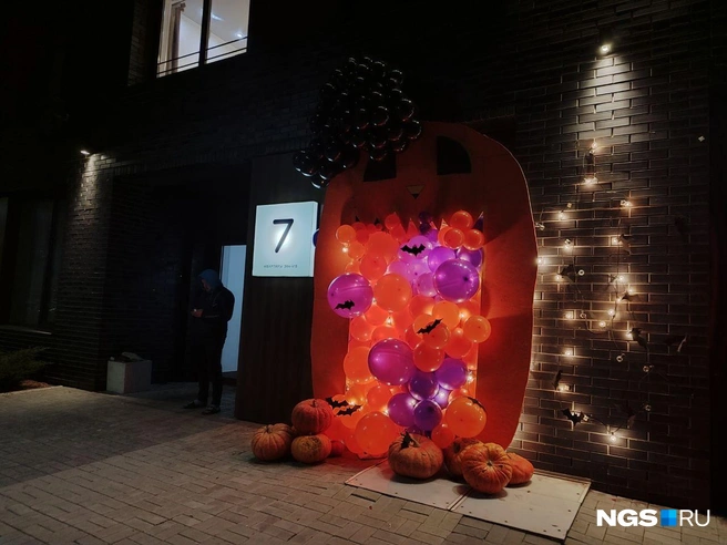 Не только центр Новосибирска готовится к Хэллоуину. На улице Владимира Заровного также заметили праздничные украшения | Источник: Мария Тищенко/NGS.RU