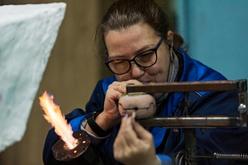 Это форма, куда укладывается раскаленное стекло | Источник: Мария Ленц / NGS24.RU