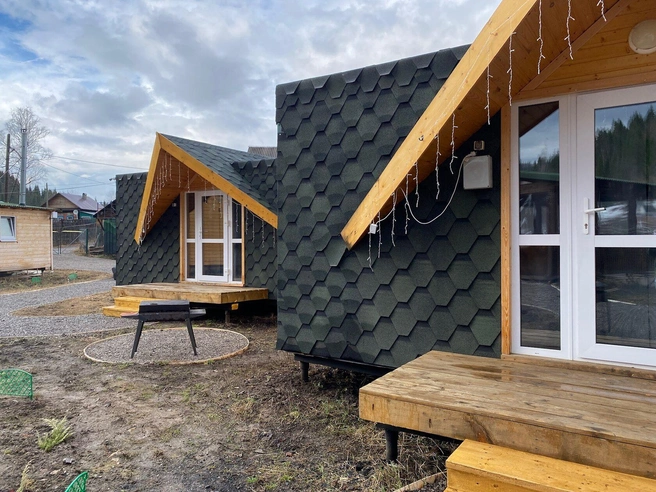 Вечером крышу подсвечивают гирлянды | Источник: Ural.one / glamping