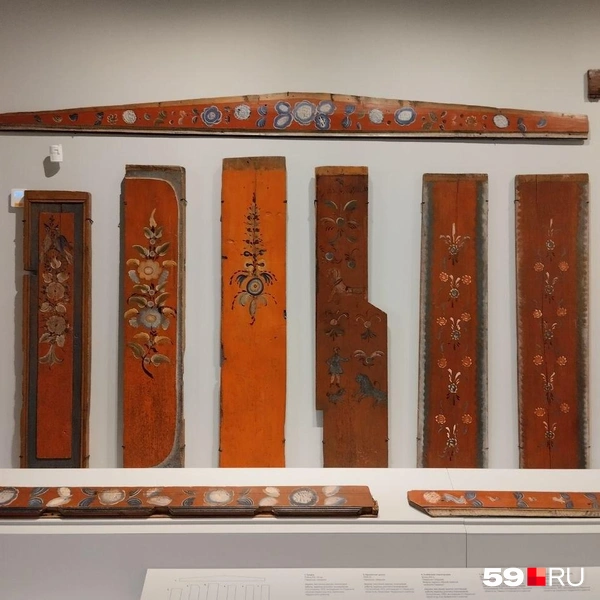 Стены внутри избы тоже расписывали побегами и растениями | Источник: Ольга Якунчева / 59.RU