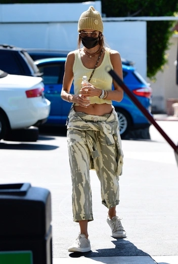 Алессандра Амбросио в Брентвуде | marieclaire.ru