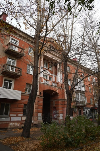 Внутри большой арки есть маленькие выемки, в которых можно стоять, как на постаменте | Источник: Артемий Скиба