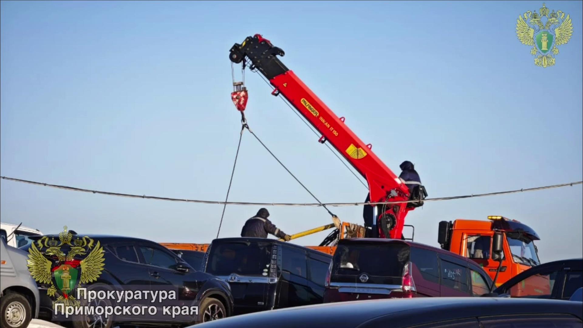 Машины начали эвакуировать с авторынка «Зеленый угол» во Владивостоке — их  там продавали незаконно - 18 декабря 2023 - ВЛАДИВОСТОК1.ру