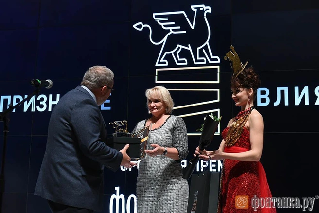 Руководитель Северо-Западного региона сети аптек "Озерки" Ирина Марковец (в центре)