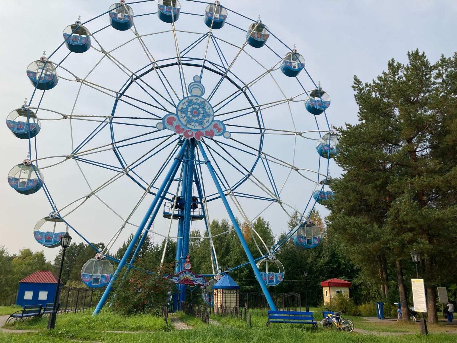 В Городском парке Сургута начали работать аттракционы, чертово колесо в  Сургуте, парк на проспекте Набережном в Сургуте - 2 сентября 2021 - 86.ру