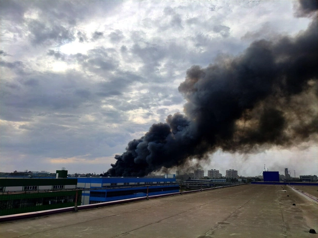 Дым от пожара на Заречной улице видно из разных точек города и в населенных пунктах за его пределами | Источник: Saipiev Saipiev / Щелково Онлайн / T. me