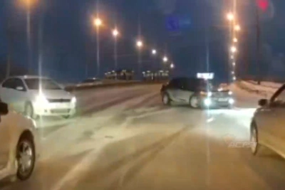 Авария на мосту в Новосибирске из-за колеи