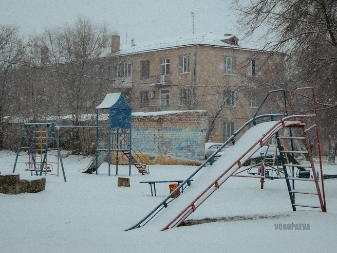 Заснеженная горка привлекает не всех желающих. | Источник: Юлия Воропаева