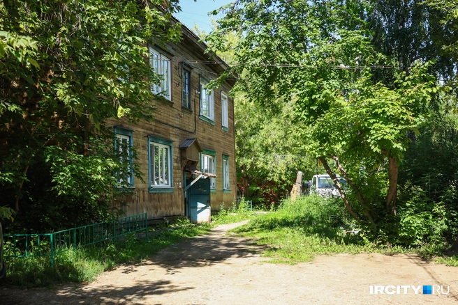 Когда-то здесь был дружный двор, часто жильцы отмечали праздники прямо на улице целыми семьями | Источник: Ксения Филимонова / «ИрСити»