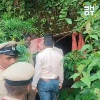 Полицейские заметили возле входа в пещеру развешенную на веревке одежду, которая сохла на солнце