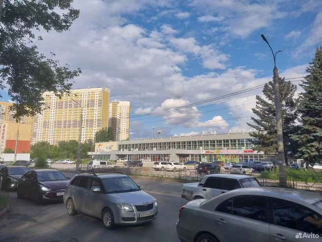 Инициатором строительства выступил руководитель Куйбышевского авиационного завода Виктор Земец — при нём на месте бараков Безымянки выросли многоэтажки с детсадами, школами и магазинами | Источник: Авито