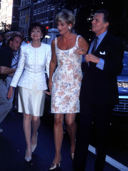 Принцесса Уэльская прибывает в аукционный дом в Нью-Йорке, 1997