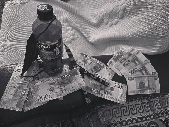 Приоритеты молодых людей отражены на одном из фото | Источник: Vk.com