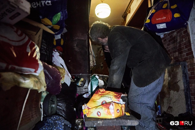 Мужчина действительно выглядит беззащитно, будучи неспособным даже нормально передвигаться | Источник: Роман Данилкин / 63.RU