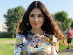 «Уже не 16»: Ольгу Ушакову критикуют за длинные волосы в ее 38 лет