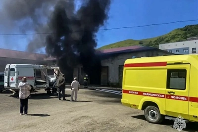 Автомобиль загорелся в гараже больницы Невельска